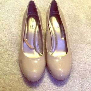 Nude low pumps. 👠